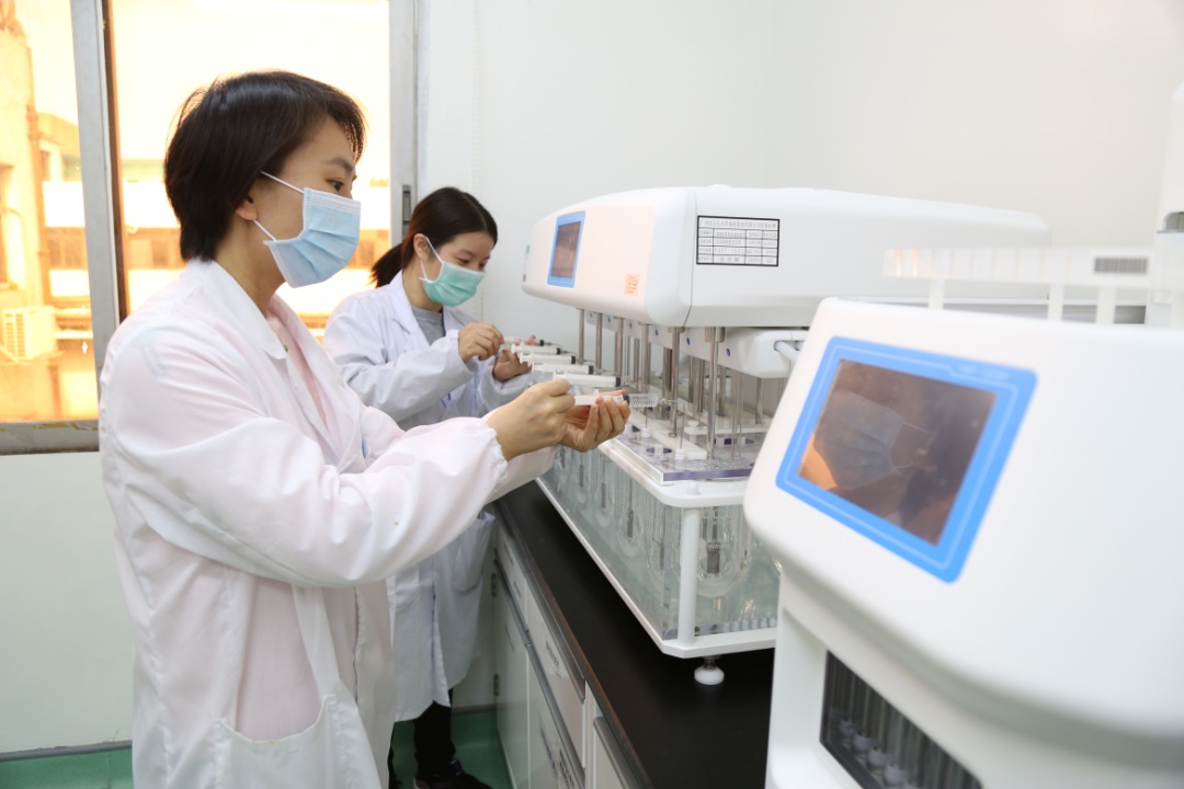 办公桌上的一瓶盐 ——可讲求也能够迁就的K8凯发研发人董穗娟