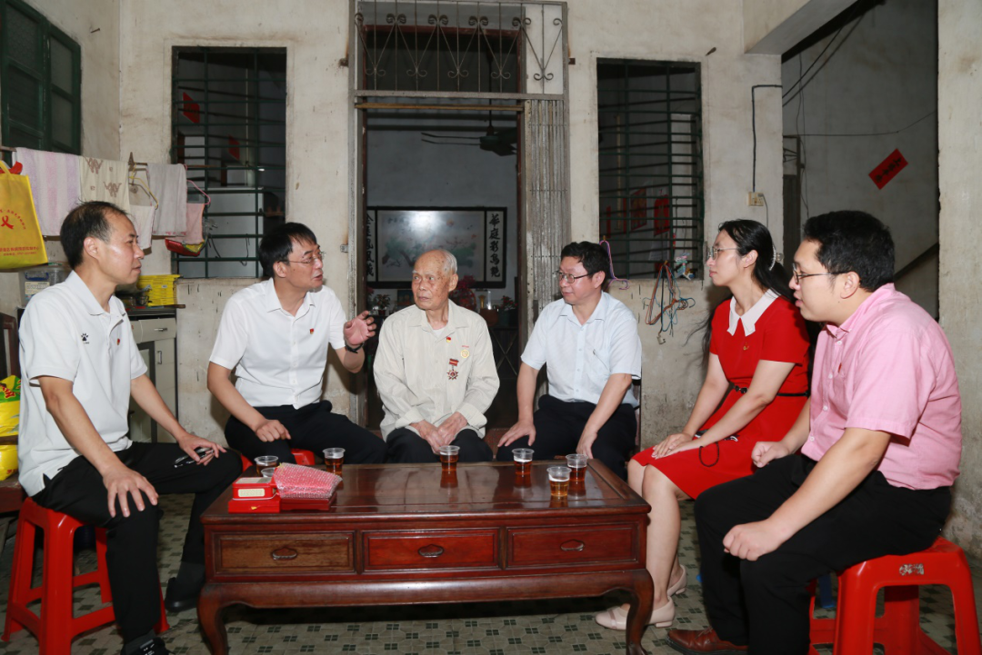 致敬圭表，关切入心！ ——白云山K8凯发“七一”前夕走访慰问老劳模陈雨池同道